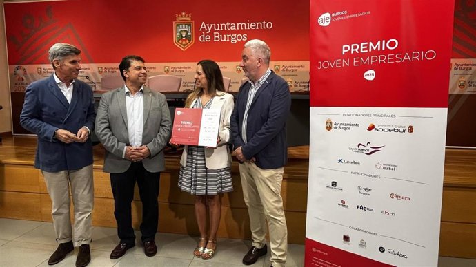 El responsable del área de dinamismo empresarial de la Fundación Caja de Burgos, Francisco Javier Cuasante; Carlos Gallo, presidente de Sodebur; la presidenta de AJE Burgos, Lucía Echevarrieta y el edil Carlos Niño.