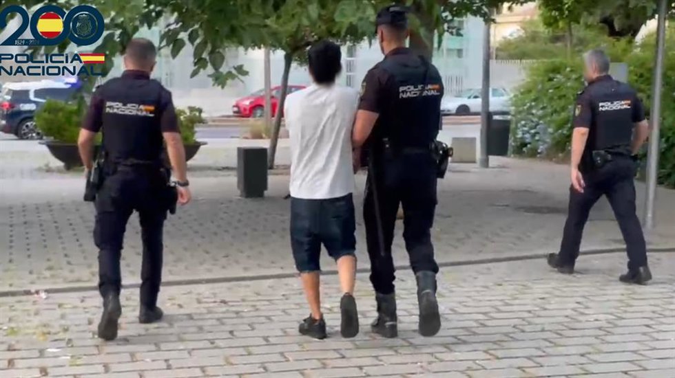 El detenido, junto a tres agentes de la Policía Nacional.