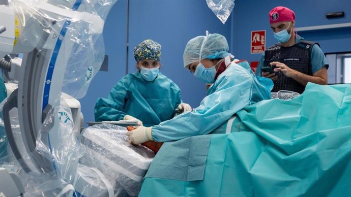 La responsable de la Unidad de Tobillo y Pie de la Clínica Universidad de Navarra en Madrid, la doctora Aldara Rodríguez Garzón, durante una intervención percutánea.