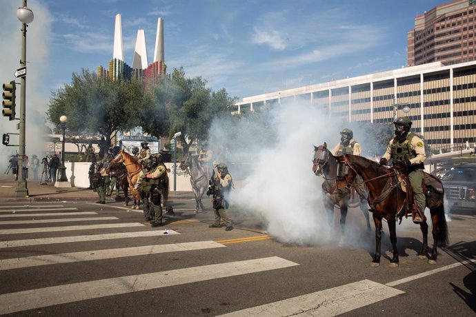 15 June 2025, US, Los Angeles: Los Angeles County Sheriffs fire tear gas and flash bang grenades during a march against the Trump Military Parade and immigration raids by ICE in Downtown Los Angeles. Photo: Zin Chiang/dpa