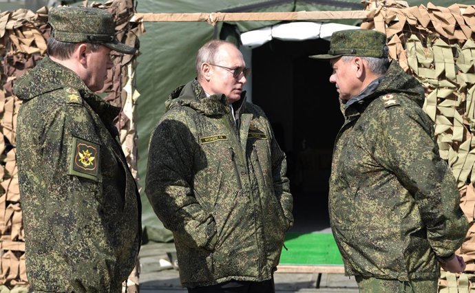 Archivo - Arquivo - O presidente russo Vladimir Putin (c) com o ex-ministro da Defesa Sergei Shoigu (r) e o chefe do Estado-Maior das Forças Armadas russas Valeri Gerasimov (l) em uma base militar perto de Orenburg (arquivo)