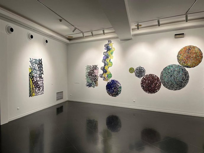 La Sala Vimcorsa de Córdoba acoge hasta el día 21 de septiembre la exposición 'Un toque de transversalidad', del artista jerezano afincado en Córdoba José María Baéz.