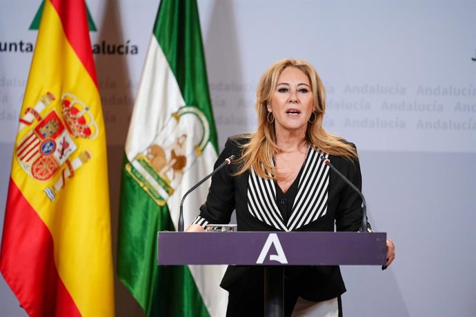 A ministra regional de Economia, Finanças e Fundos Europeus e porta-voz do governo, Carolina España, aparece na coletiva de imprensa após o Conselho do BCE. Em 18 de junho de 2025, em Sevilha (Andaluzia, Espanha). O Conselho do Governo da Junta de A