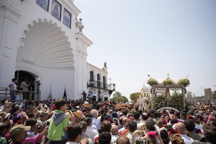 Simpecados de las hermandades del Rocío, junto a sus peregrinos, llegan al santuario de la Virgen en Almonte para la presentación de hermandades.