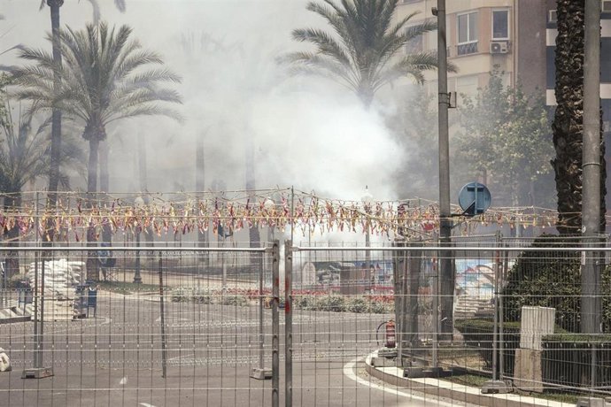 Imagen de la mascletá de Pirotecnia Crespo, la primera de la 36 edición del Concurso de Mascletás de las fiestas de Fogueres en Alicante, disparada el 18 de junio de 2025