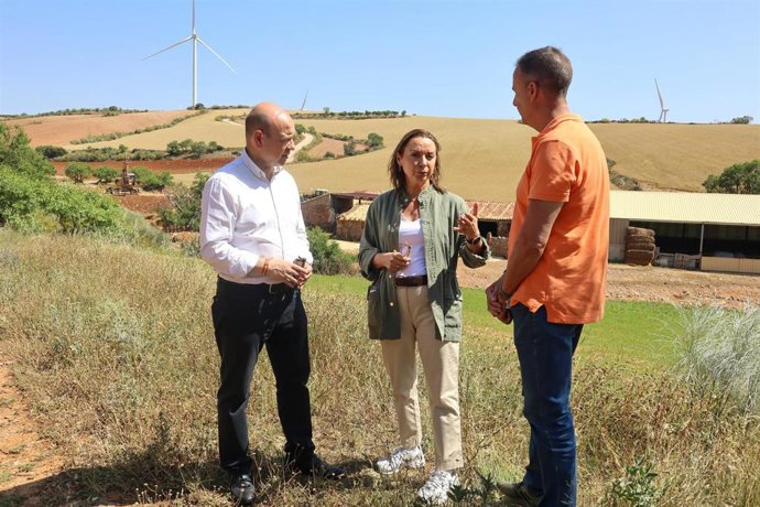 La diputada de Vox en las Cortes de Aragón Carmen Rouco, junto con el portavoz adjunto, Santiago Morón, y el vocal del CEP de Vox Zaragoza, Francisco Berna