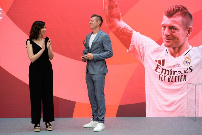 A Presidente da Comunidade de Madri, Isabel Díez Ayuso, entrega o Prêmio Sete Estrelas do Esporte ao ex-jogador alemão Toni Kroos.