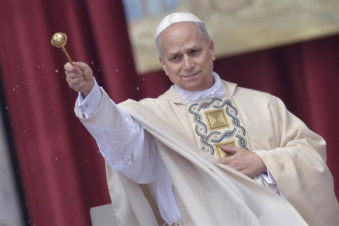 Archivo - El Papa León XIV durante la misa de inicio de su Pontificado, en la plaza de San Pedro, en la plaza de San Pedro, a 17 de mayo de 2025, en Ciudad del Vaticano. Con esta ceremonia se marca el inicio del ministerio petrino del estadounidense Rober