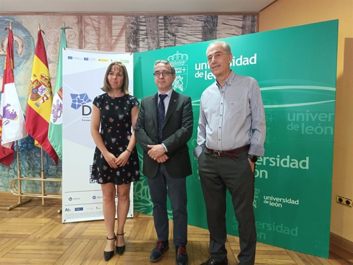 El vicerrector de Investigación y Transferencia de la ULE, Santiago Gutiérrez (centro), con los investigadores de DIGIS3 Flor Álvarez Taboada y Manuel Domínguez.