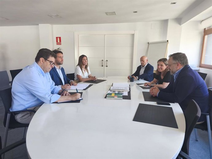 Reunión del presidente del PP de Gijón y diputado en el Parlamento asturiano, Andrés Ruiz, con CAC - Asprocon, acompañado de la vicealcaldesa gijonesa y concejala de Economía, Empleo, Turismo e Innovación, Ángela Pumariega.