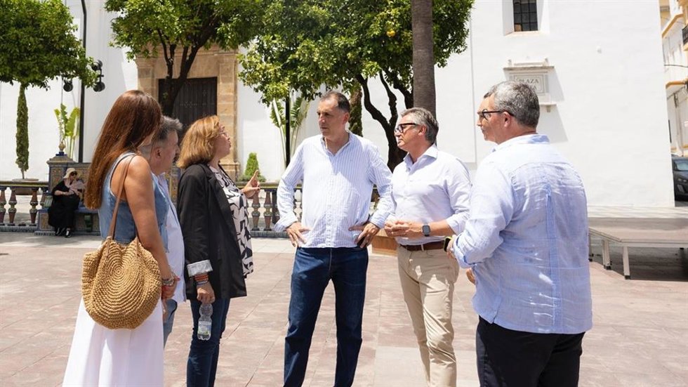 Manuel Gavira (segundo por la derecha), este miércoles en Algeciras (Cádiz)