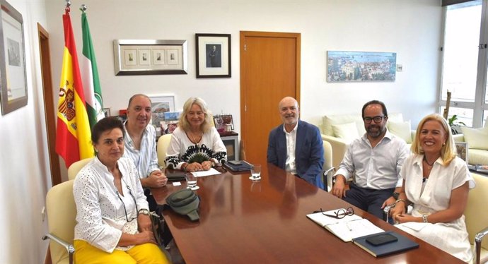 La delegada de la Junta en la provincia de Cádiz, Mercedes Colombo, acompañada por la delegada territorial de Salud y Consumo en Cádiz, Eva Pajares, en una reunión con una asociación de pacientes ostomizados