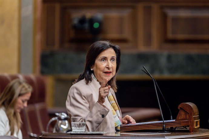 La ministra de Defensa, Margarita Robles, interviene durante una sesión plenaria en el Congreso de los Diputados, a 18 de junio de 2025, en Madrid (España). Sánchez participa en la sesión de control al Gobierno de hoy para responder a las preguntas de los
