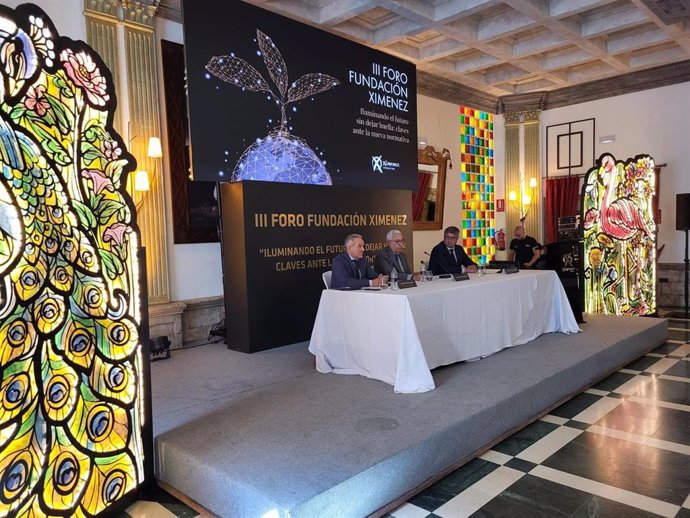Martínez (izda.), durante su participación en Puente Genil en el III Foro Fundación Ximénez.