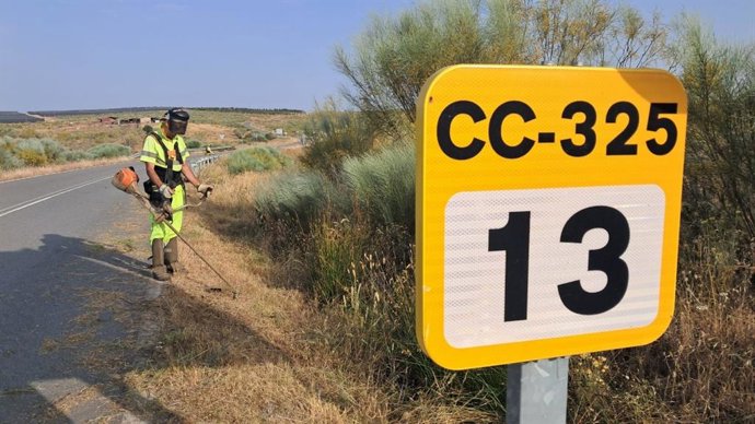 La Diputación de Cáceres realiza una campaña de desbroce en la red provincial de carreteras para prevenir incendios