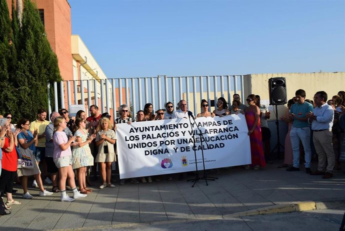 Concentración ante el Instituto Joaquín Romero Murube de Los Palacios