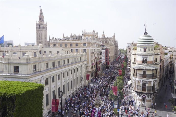 Archivo - Multitud de personas ven el paso de la Custodia durante la celebración de la procesión del Corpus Christi en Sevilla (imagen de archivo). 