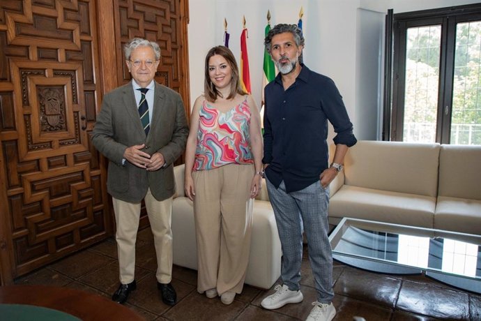 El presidente de la Diputación, Salvador Fuentes, con Laura González y 'Arcángel'.