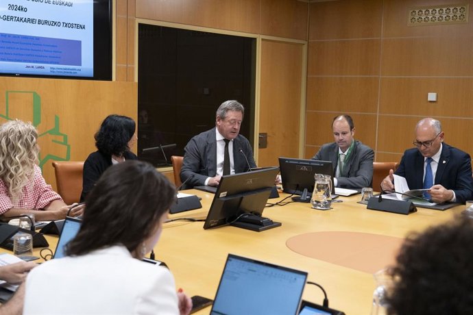 El consejero de Seguridad del Gobierno Vasco, Bingen Zupiria, ha comparecido este miércoles ante la Comisión de Instituciones, Gobernanza Pública y Seguridad del Parlamento Vasco