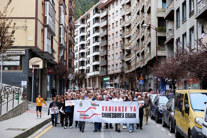 Archivo - Manifestación para reclamar a la Diputación de Vizcaya la variante, a 30 de marzo de 2023, en ErmuA
