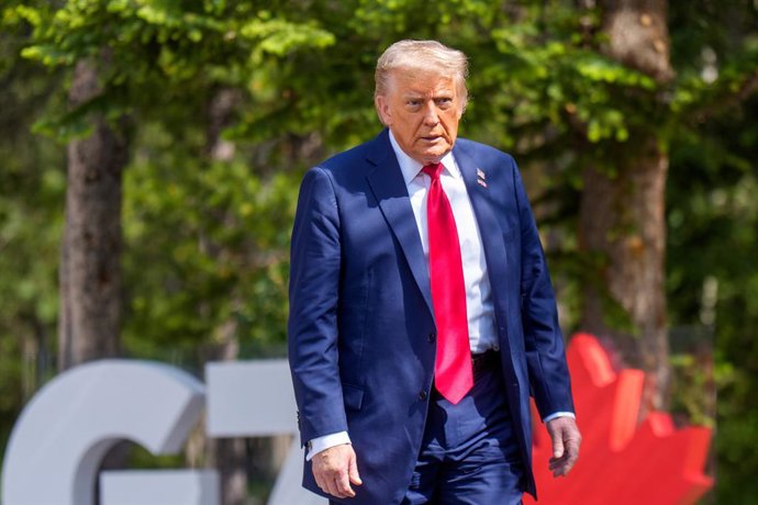 16 de junho de 2025, Canadá, Kananaskis: O presidente dos EUA, Donald Trump, chega ao Pomeroy Kananaskis Mountain Lodge, antes da cúpula dos líderes do G7 em Kananaskis. Foto: Michael Kappeler/dpa-Pool/dpa