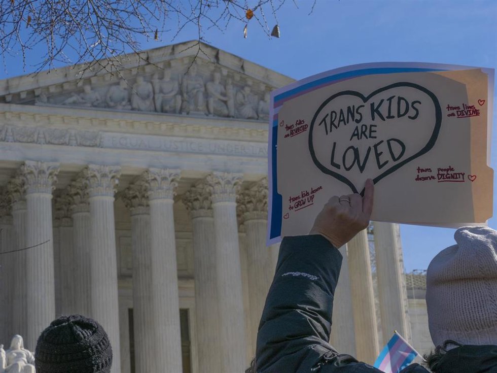 Archivo - Protesta frente al Tribunal Supremo de Estados Unidos en apoyo de los derechos de transexuales