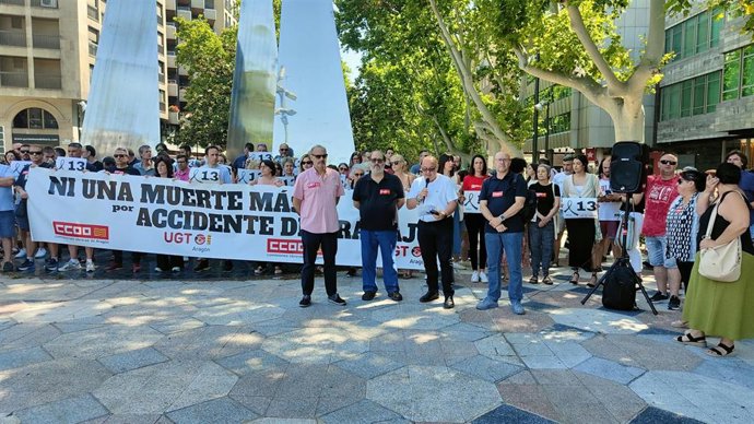 Concentración de los sindicatos mayoritarios tras la última víctima mortal en el trabajo.