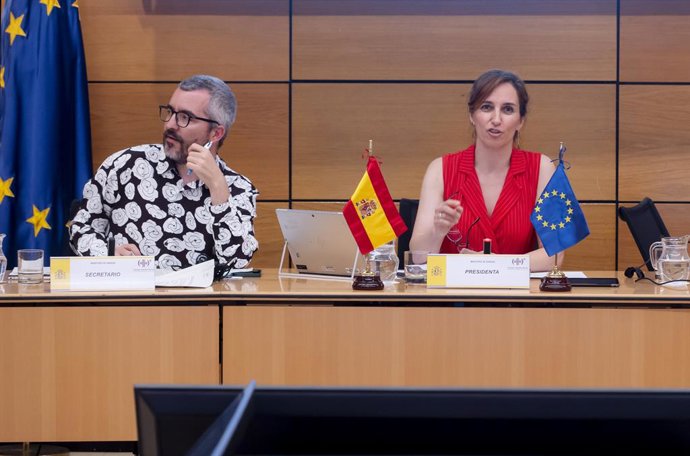 A Ministra da Saúde, Mónica García, preside a reunião do Conselho Interterritorial do Sistema Nacional de Saúde (CISNS), na sede do Ministério, em 18 de junho de 2025, em Madri (Espanha). Os seguintes ministros da saúde estão participando da reunião plená