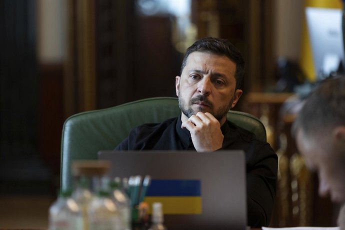 20 de maio de 2025, Kiev, Ucrânia: O presidente ucraniano, Volodymyr Zelenskyy, ouve durante uma ligação telefônica com o presidente francês Emmanuel Macron, em 20 de maio de 2025, em Kiev, Ucrânia. Os dois discutiram o telefonema Trump/Putin e os próximo