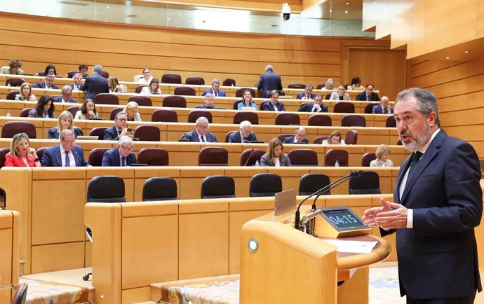 Archivo - El portavoz del PSOE en el Senado, Juan Espadas, durante un pleno en el Senado, a 9 de abril de 2025, en Madrid (España). El grupo popular defiende durante el pleno de hoy una moción para reprobar a la vicepresidenta primera y ministra de Hacien