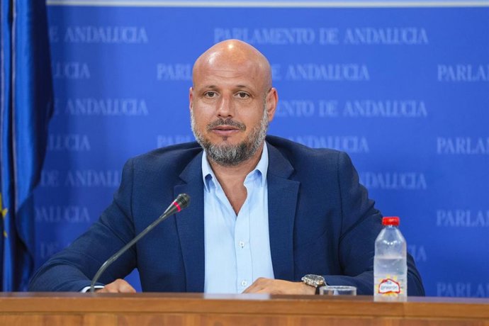 El portavoz adjunto del Grupo Parlamentario Vox, Rodrigo Alonso, durante la ronda de ruedas de prensa de portavoces de los grupos parlamentarios en el Parlamento de Andalucía, a 18 de junio de 2025 en Sevilla (Andalucía, España). Los portavoces de los gru