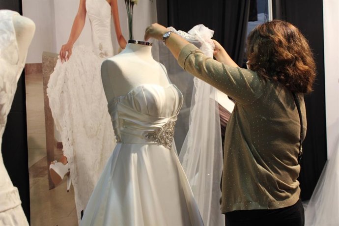 Archivo - Trajes de novia en una imagen de archivo 