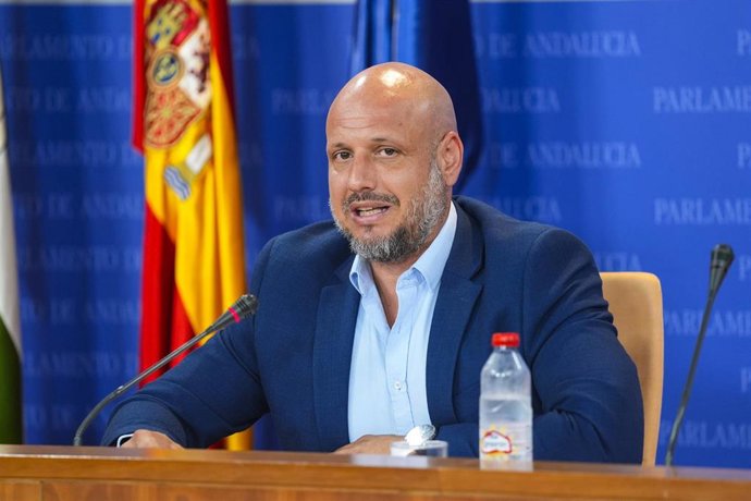 El portavoz adjunto del Grupo Parlamentario Vox, Rodrigo Alonso, durante la ronda de ruedas de prensa de portavoces de los grupos parlamentarios en el Parlamento de Andalucía, a 18 de junio de 2025 en Sevilla (Andalucía, España). Los portavoces de los gru