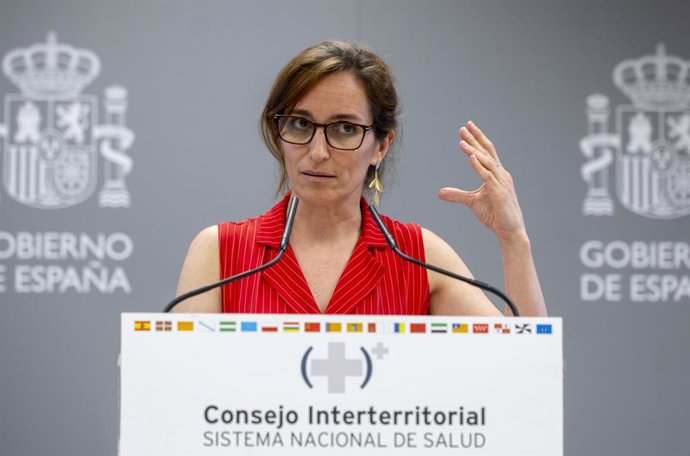 A Ministra da Saúde, Mónica García, durante uma coletiva de imprensa após a reunião do Conselho Interterritorial do Sistema Nacional de Saúde (CISNS), na sede do Ministério, em 18 de junho de 2025, em Madri (Espanha). A sessão plenária do CISNS conta com 