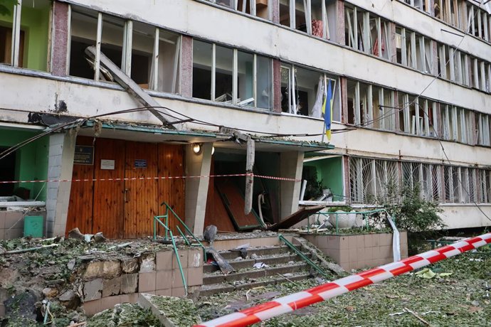17 de junho de 2025, Kiev, Ucrânia: A fachada de um prédio residencial danificado no distrito de Shevchenkivskyi após um ataque aéreo russo em Kiev, na Ucrânia.