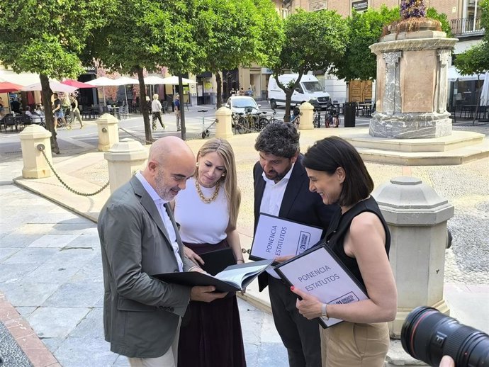 De izquierda a derecha, el portavoz del PP en el Ayuntamiento de Barcelona, Dani Sirera; la presidenta de la Junta de Extremadura, María Guardiola; el presidente de la Región de Murcia, Fernando López Miras; y la alcaldesa de Santander, Gema Igual