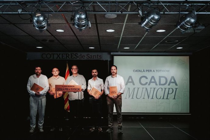 El presidente de Òmnium Cultural, Xavier Antich, el vicepresidente primero de la ACM, Jaume Oliveras, el secretario general adjunto de la FMC, Marc Sanglas, el presidente de Micropobles, Joan Solà y el presidente de la AMI, Salvador Coll