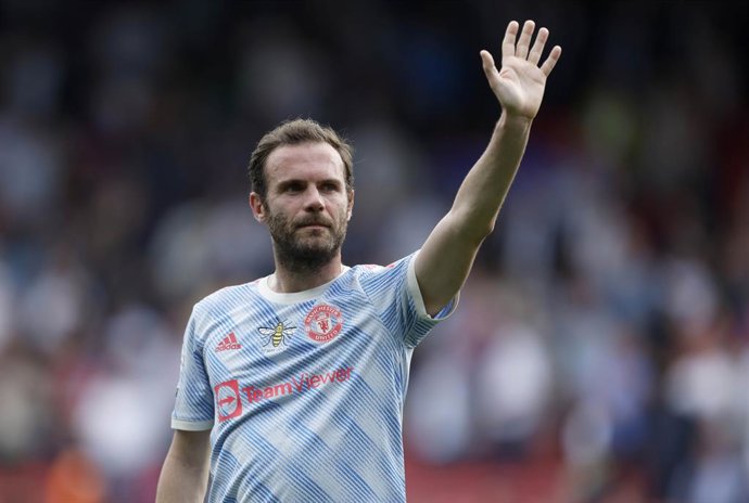 Archivo - 22 May 2022, United Kingdom, London: Manchester United's Juan Mata waves to fans after the English Premier League soccer match between Crystal Palace and Manchester United at Selhurst Park Stadium. Photo: Steven Paston/PA Wire/dpa