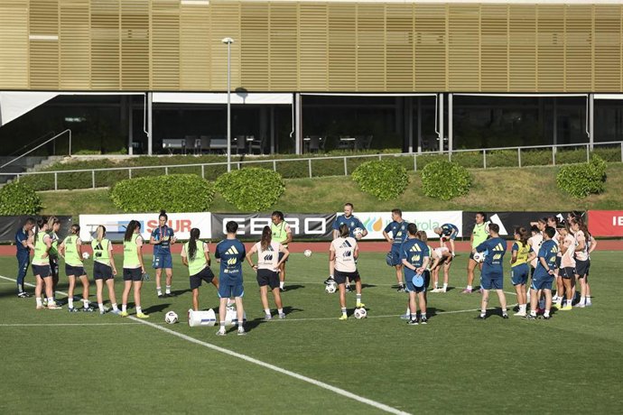 La selección femenina de fútbol durante un entrenamiento en la Ciudad del Fútbol de Las Rozas