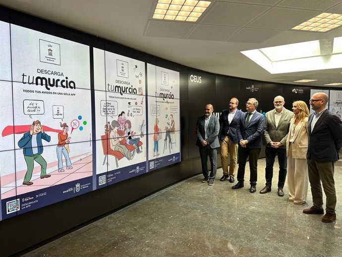 Presentación de la nueva campaña informativa de la app 'Tu Murcia', que incluye diseños del humorista gráfico Puebla