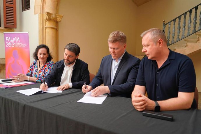 El primer teniente de alcalde y regidor de Cultura, Javier Bonet, y el director del Museo Fryderyk Chopin, Seweryn Kuter.