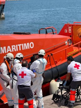 Efectivos de Cruz Roja atienden en el Puerto de Alicante a personas localizadas en una patera.