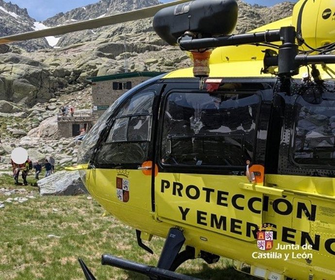 Rescate mediante helicóptero de una menor herida en Gredos.