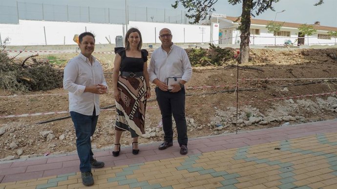 Raquel López, (centro), entre Rafael García y David Ruiz, durante su visita a Rute.