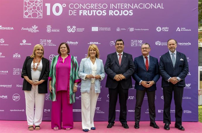 La secretaria de Estado de Agricultura y Alimentación, Begoña García Bernal (segunda por la izquierda), en la inauguración del X Congreso Internacional de los Frutos Rojos de Huelva.