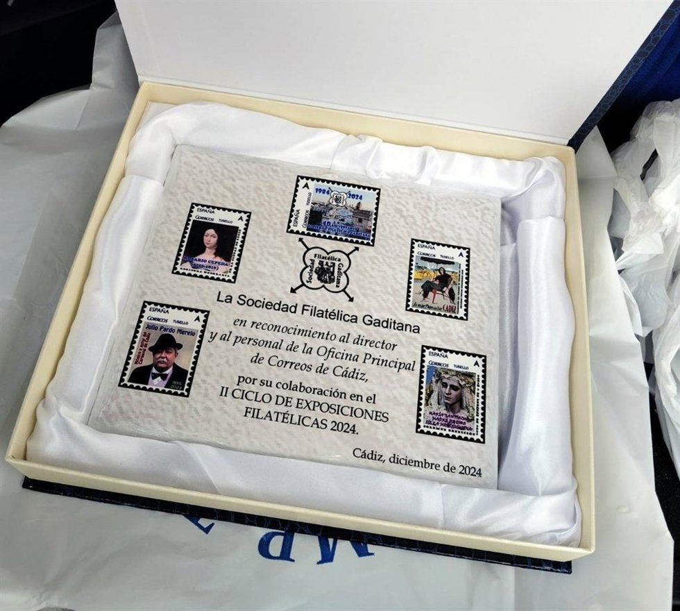 Placa conmemorativa otorgada a Correos por la Sociedad Filatélica Gaditana.
