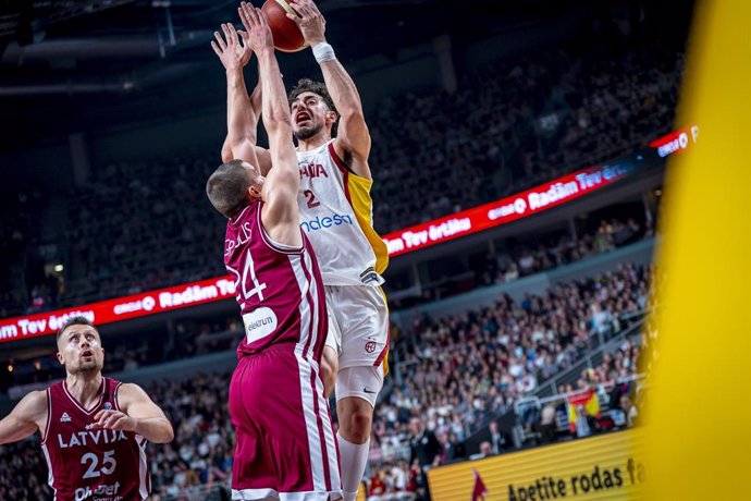 Archivo - Josep Puerto con la selección española de baloncesto ante Letonia