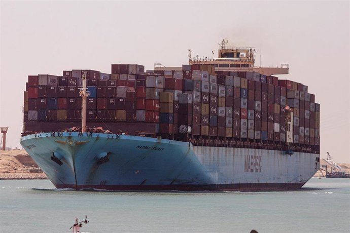 Archivo - Imagen de archivo de un buque portacontenedores cruzando el canal de Suez