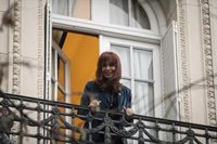 La expresidenta argentina Cristina Fernández pide a la Justicia que aclare si puede salir al balcón