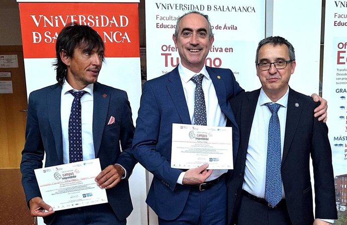 El investigador de la UVA Diego Fernández Lázaro (izquierda); el investigador de la ULE Jesús Seco Calvo (centro) y el vicerrector de Investigación y Transferencia de ULE, Santiago Gutiérrez Martín (derecha).